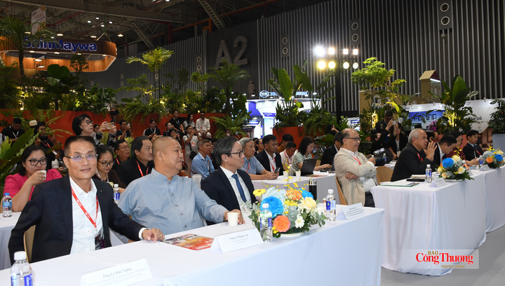 Đại biểu tham dự sự kiện.