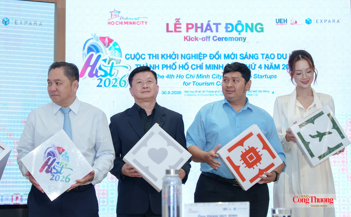 Lãnh đạo Sở Du lịch TP. Hồ Chí Minh và các đại biểu thực hiện nghi thức phát động cuộc thi.