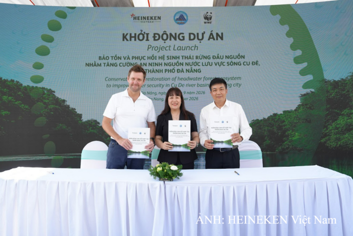Đại diện HEINEKEN Việt Nam và các đối tác trong lễ ký kết khởi động giai đoạn II của chương trình hợp tác.