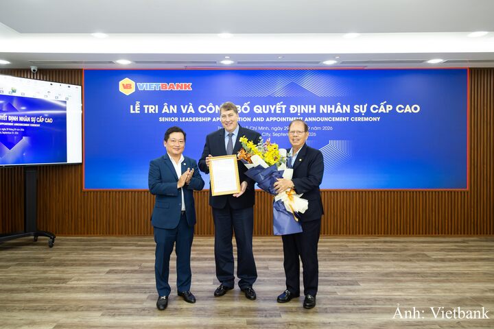 Ông Dương Nhất Nguyên - Chủ tịch HĐQT Vietbank trao quyết định bổ nhiệm cho ông Chester Gorski.