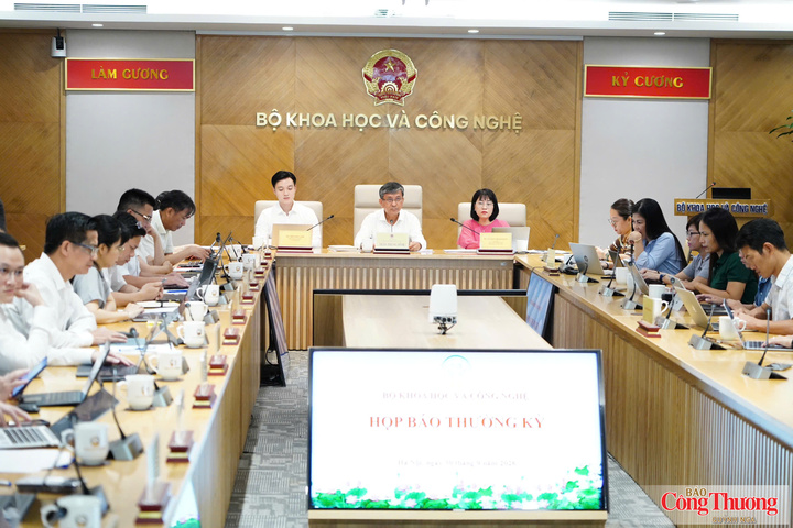 Thứ trưởng Bộ Khoa học và Công nghệ Trần Trung Tính chủ trì họp báo.
