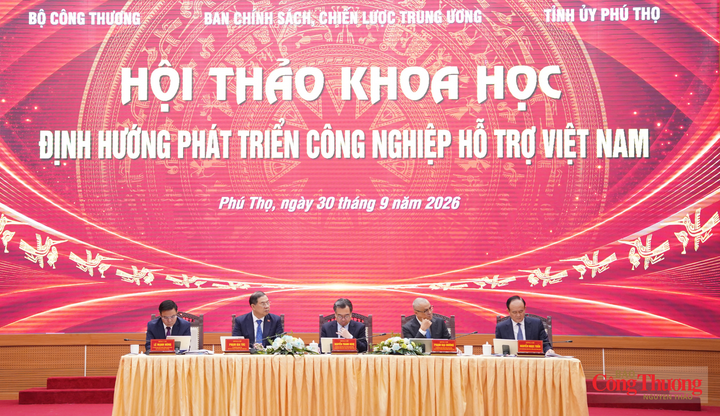Các đồng chí chủ trì Hội thảo khoa học quốc gia "Định hướng phát triển công nghiệp hỗ trợ Việt Nam".