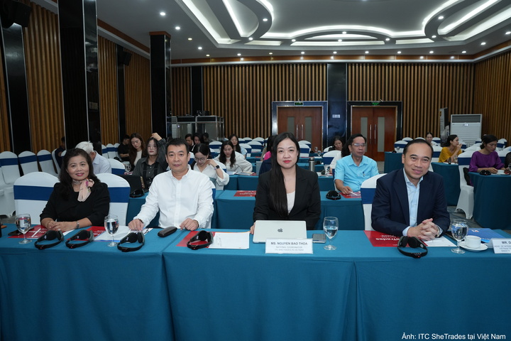 Đại biểu tham dự hội thảo.