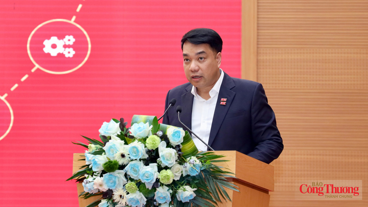GS.TS Mạc Quốc Anh - Phó Chủ tịch kiêm Tổng Thư ký Hiệp hội Doanh nghiệp nhỏ và vừa Hà Nội, Viện trưởng Viện Kinh tế và Phát triển doanh nghiệp phát biểu tại hội thảo.