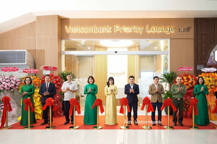 Đại diện lãnh đạo Vietcombank và các cơ quan, đơn vị tại Cảng hàng không quốc tế Cam Ranh thực hiện nghi thức cắt băng khai trương Vietcombank Priority Lounge Cam Ranh.
