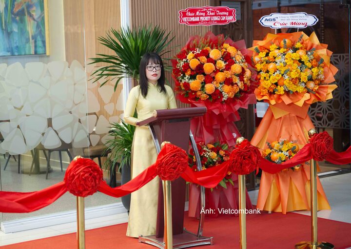 Bà Đoàn Hồng Nhung, Thành viên Ban điều hành, Giám đốc Khối Bán lẻ Vietcombank phát biểu tại lễ khai trương.