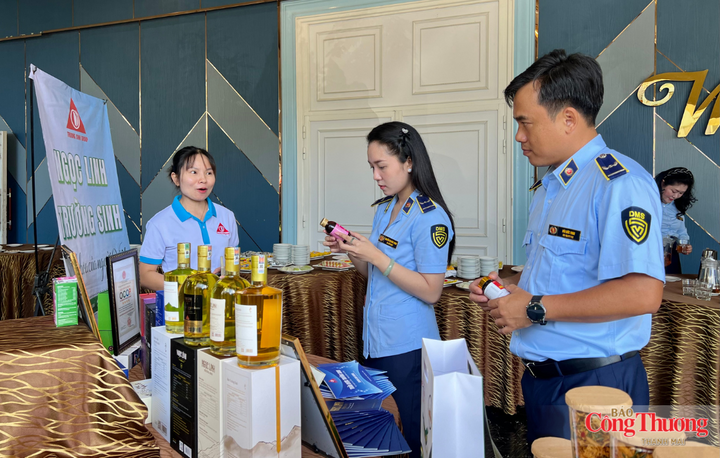 Các đại biểu tham quan các gian hàng trưng bày sản phẩm OCOP bên lề hội nghị.