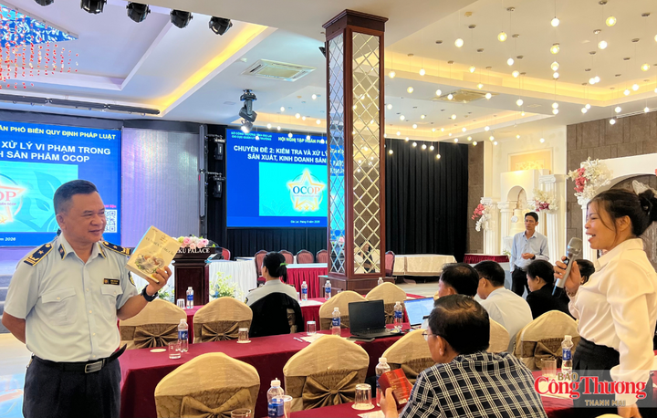 Các chủ thể OCOP trao đổi những khó khăn trong quá trình sản xuất, kinh doanh và được cơ quan chuyên môn hướng dẫn trực tiếp.