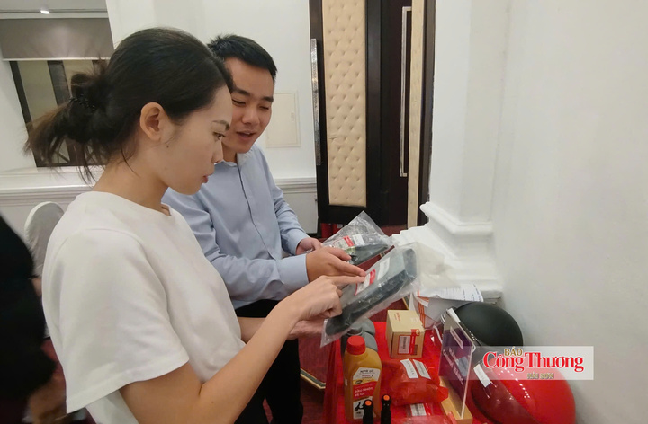 Các đại biểu tìm hiểu hàng thật - hàng giả tại hội thảo.