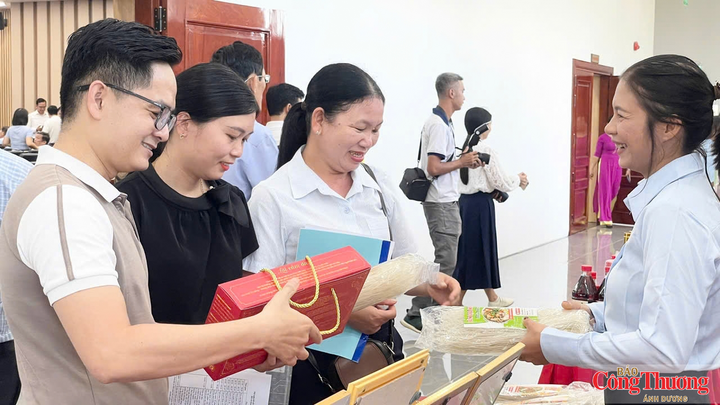 Nhiều sản phẩm tiêu biểu, đặc sản của Quảng Ngãi được trưng bày, giới thiệu với các đối tác.