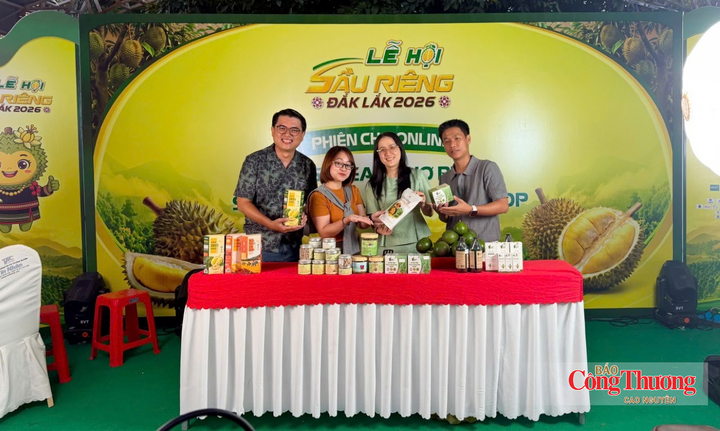 Bà Nguyễn Thị Thu An (thứ 2 từ phải qua) giới thiệu các sản phẩm nông sản của địa phương.