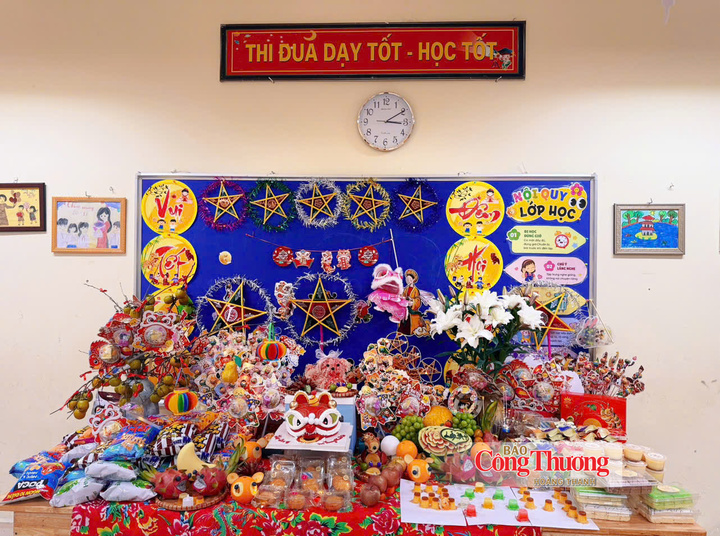 Mâm cỗ Trung thu được chính tay các phụ huynh chuẩn bị rất đủ đầy và ý nghĩa.