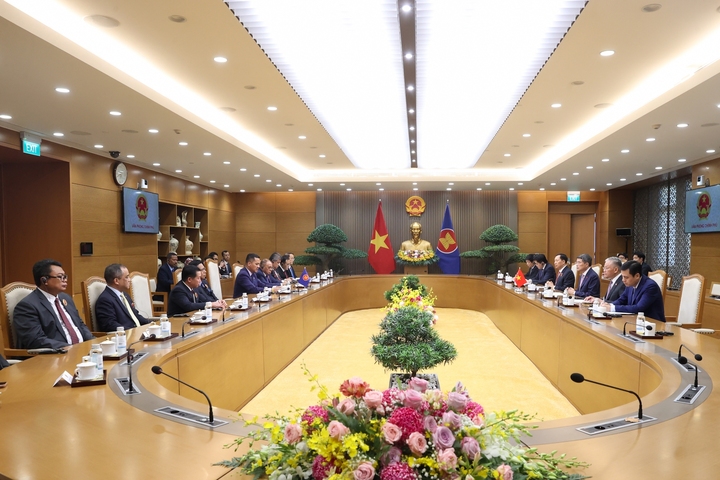 Phó Thủ tướng, Bộ trưởng Bộ Nội vụ Campuchia nhấn mạnh và đánh giá cao sáng kiến của Bộ Công an Việt Nam trong chủ trì tổ chức Hội nghị với chủ đề "Tăng cường hợp tác khu vực phòng, chống mua bán người trong kỷ nguyên số" - Ảnh: chinhphu.vn/Nhật Bắc