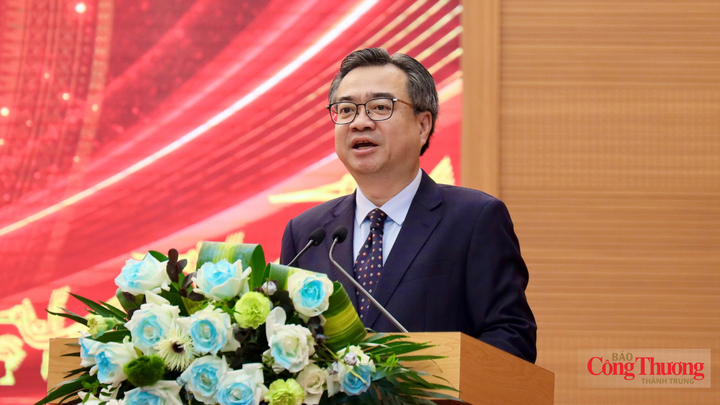 Đồng chí Nguyễn Thanh Nghị - Ủy viên Bộ Chính trị, Bí thư Trung ương Đảng, Trưởng Ban Chính sách, chiến lược Trung ương phát biểu tại hội thảo