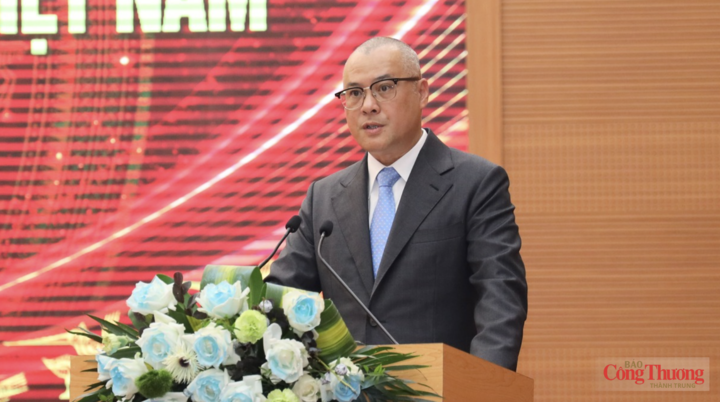 Đồng chí Phạm Đại Dương - Ủy viên Ban Chấp hành Trung ương Đảng, Bí thư Tỉnh ủy Phú Thọ phát biểu tại hội thảo.