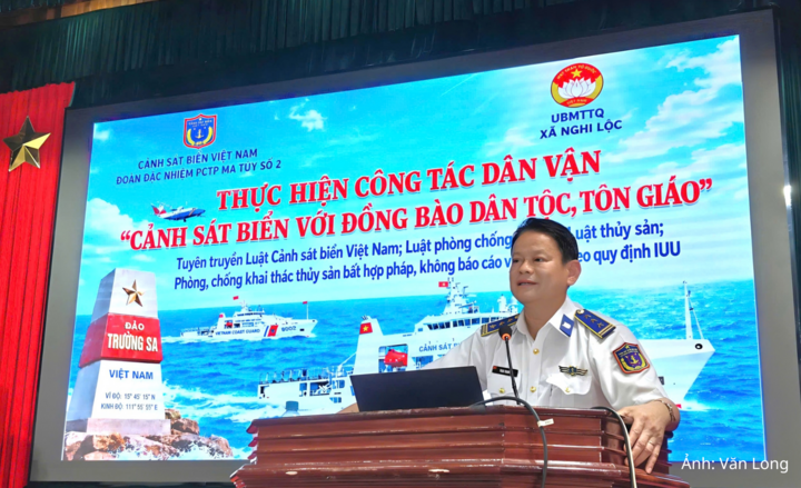 Thượng tá Phan Thanh Hải, Chính trị viên Đoàn đặc nhiệm Phòng chống tội phạm ma tuý số 2 thông tin với bà con nhân dân về một số Luật, về chống khai thác hải sản bất hợp pháp và một số loại ma túy mới hiện nay.