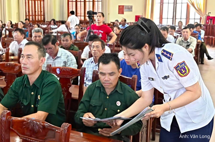 Đoàn phát tờ rơi tuyên truyền đến bà con.