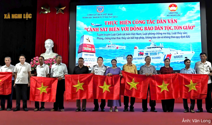 Đoàn đặc nhiệm Phòng chống tội phạm ma tuý số 2 trao tặng cờ cho xã Nghi Lộc.