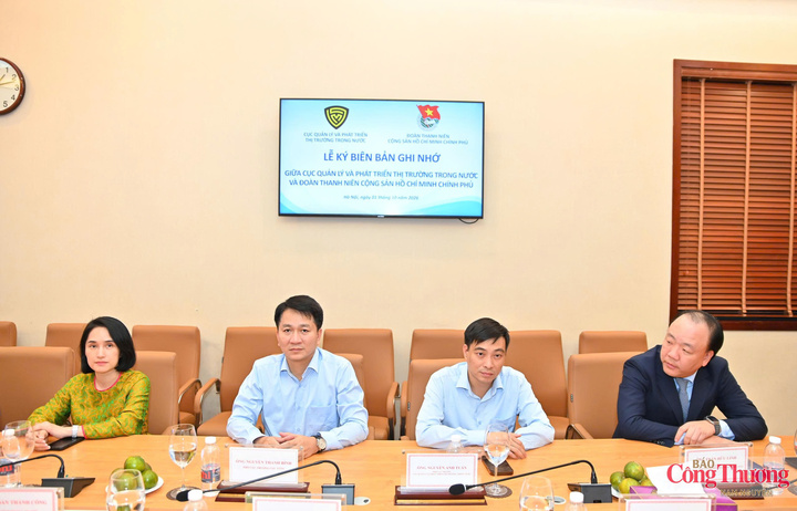 Các đại biểu tham dự buổi lễ.
