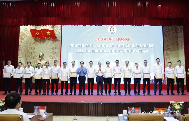 Công đoàn TKV trao tặng Bằng Lao động sáng tạo cấp Tổng Liên đoàn cho 20 cá nhân có thành tích xuất sắc trong lao động sáng tạo, nghiên cứu khoa học và cải tiến kỹ thuật.