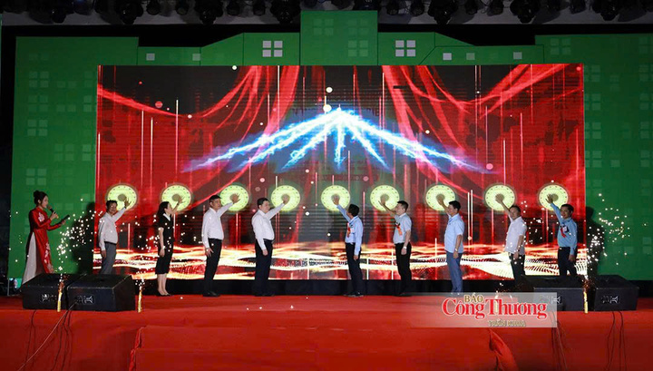 Đại biểu nhấn nút khai mạc hội chợ triển lãm.