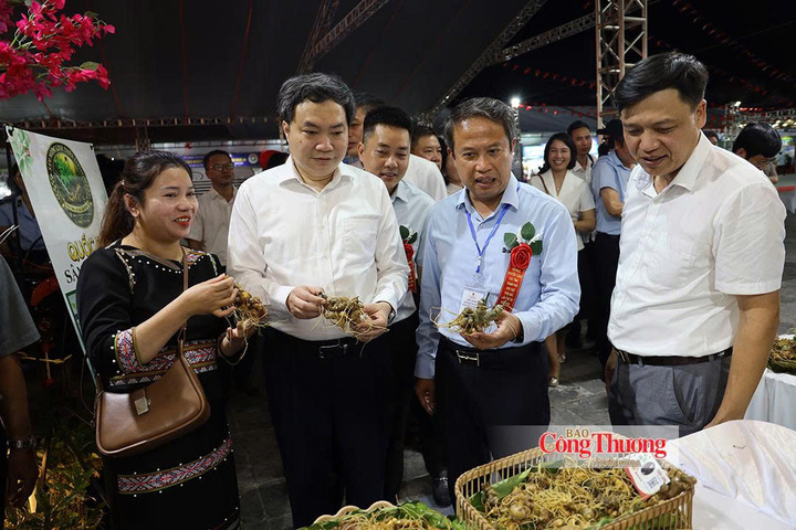 Đại biểu tham quan gian hàng tại hội chợ triển lãm.