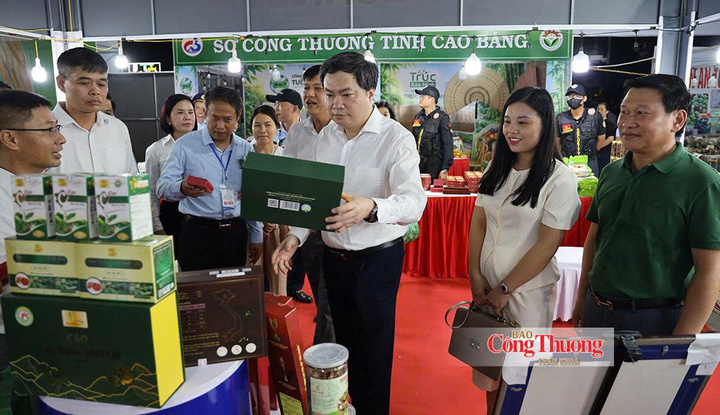 Đại biểu tham quan gian hàng của Sở Công Thương Cao Bằng.