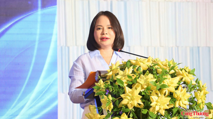 Bà Lê Thị Hiền – Phó Giám đốc Trung tâm Xúc tiến Đầu tư và Hỗ trợ Doanh nghiệp Hà Nội, thuộc Sở Tài chính TP. Hà Nội, phát biểu tại hội thảo.