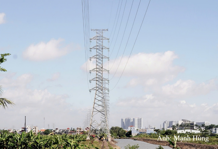 Tuyến đường dây trên không 110kV thuộc dự án sau khi hoàn thành lắp đặt, sẵn sàng cho việc đóng điện vận hành.