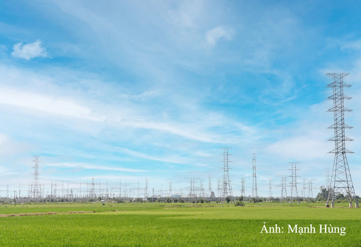 Toàn cảnh hệ thống lưới điện và các cột tháp 110kV của dự án băng qua các khu vực địa hình đồng ruộng phức tạp tại Hải Phòng.