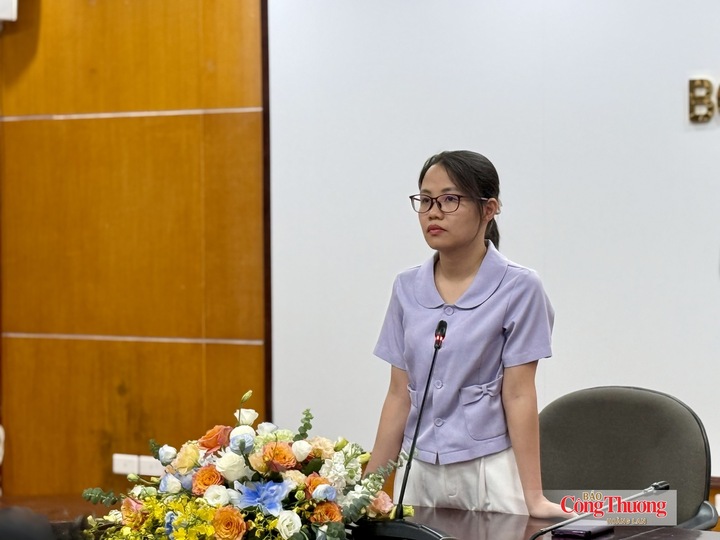 Bà Nguyễn Thị Phương Nhung - Chuyên viên chính Cục Quản lý đấu thầu, Bộ Tài chính phổ biến những điểm mới của Nghị định số 349/NĐ-CP.