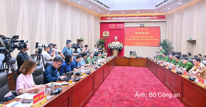 Quang cảnh buổi họp báo.