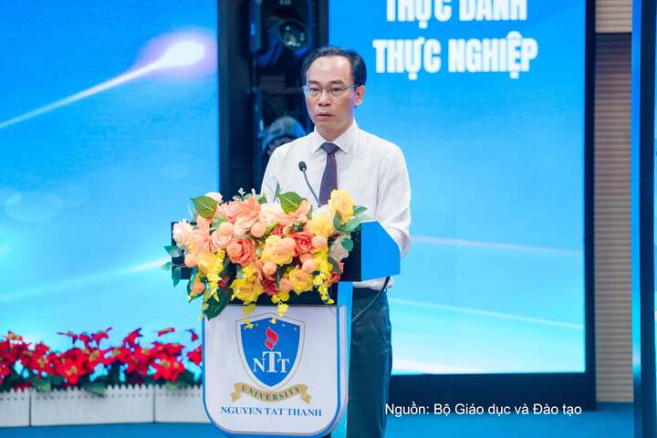 Bộ trưởng Bộ Giáo dục và Đào tạo Hoàng Minh Sơn phát biểu tại hội nghị.