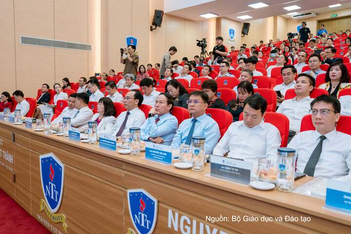 Các đại biểu tham dự hội nghị.