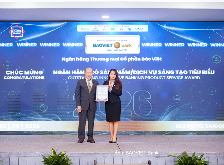 Bà Lê Hoàng Phương Thuý, Phó Giám đốc Khối Văn phòng và Quản trị hoạt động đại diện BAOVIET Bank nhận giải.