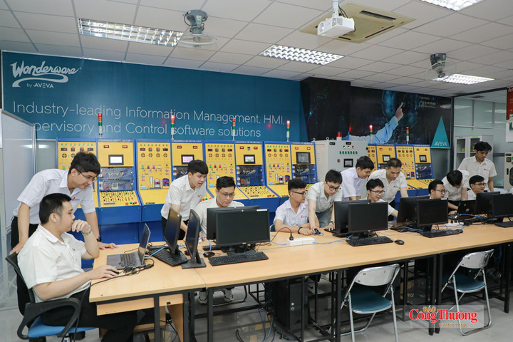 Thời gian tới, IUH tiếp tục đổi mới chương trình đào tạo theo hướng tích hợp AI, kỹ năng số và đầu tư các phòng thí nghiệm, trung tâm nghiên cứu công nghệ số.