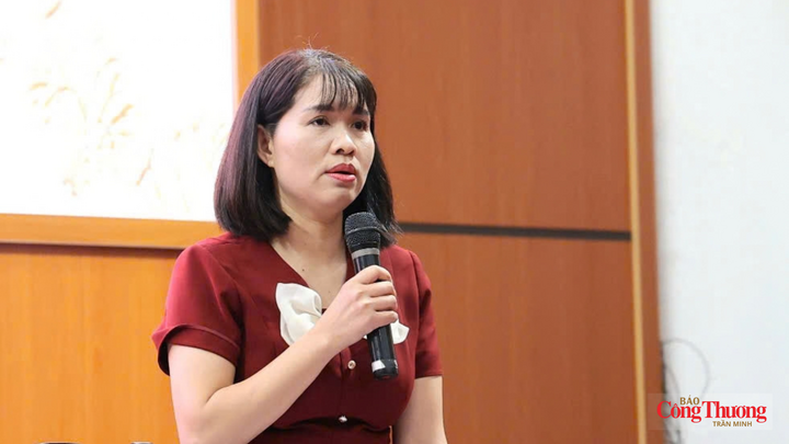 Bà Đinh Thị Thu Thủy - Phó Cục trưởng Cục An toàn thực phẩm, Bộ Y tế trao đổi tại cuộc họp báo.