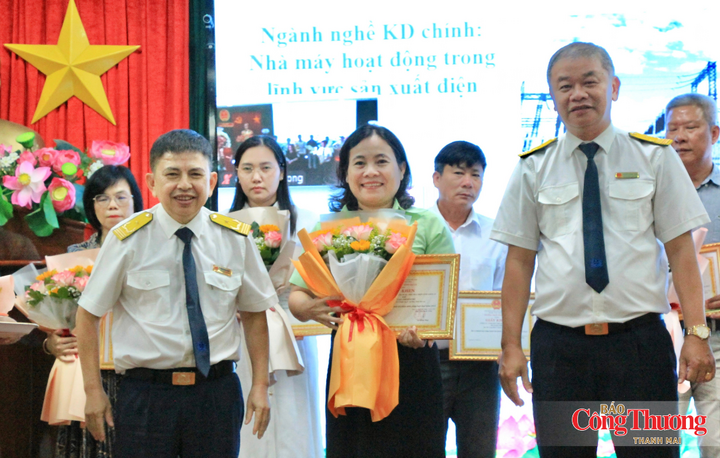 Lãnh đạo Thuế tỉnh Gia Lai trao Giấy khen cho đại diện Nhà máy Điện sinh khối An Khê (Công ty Đường Quảng Ngãi).