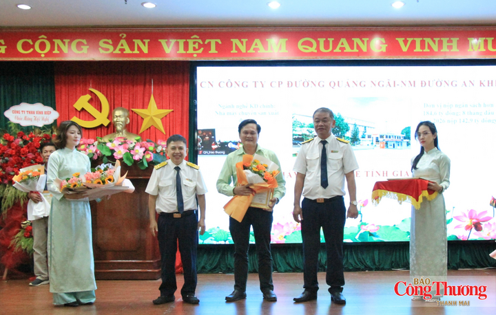 Nhà máy Đường An Khê (Công ty CP Đường Quảng Ngãi) nhận Giấy khen.