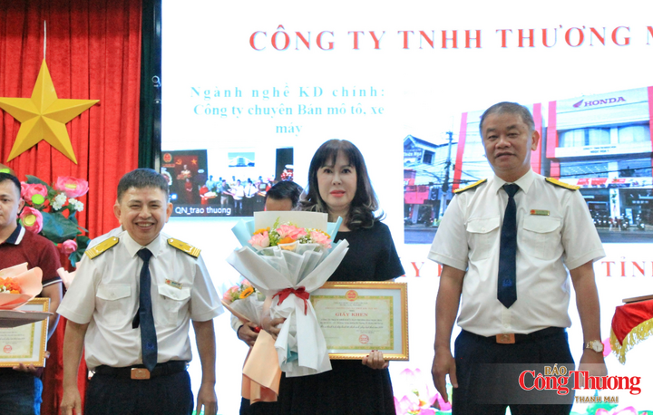 Công ty TNHH Thương mại Ngọc Hoa nhận Giấy khen của Thuế tỉnh Gia Lai.