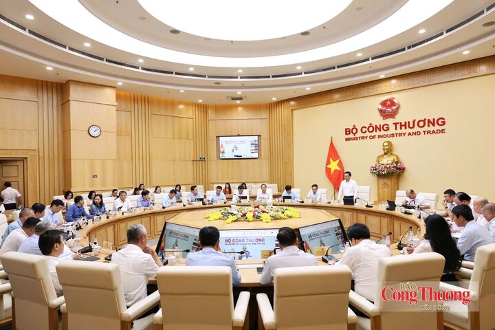 Đối với lĩnh vực công nghiệp, Bộ trưởng đề nghị đánh giá và nhìn rõ lại toàn bộ bức tranh ngành công nghiệp, từ đó xây dựng lại chính sách về công nghiệp, chú trọng phát triển khu công nghiệp.
