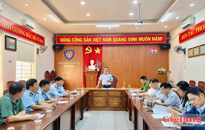 Hội đồng tiêu hủy tài sản là tang vật vi phạm hành chính bị tịch thu của Chi cục Quản lý thị trường Gia Lai tổ chức họp và triển khai tiêu hủy số tài sản, hàng hóa vi phạm theo quy định.