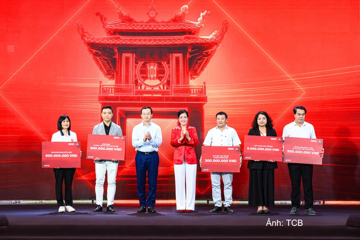 Đại diện Techcombank trao tặng 7 tỷ đồng cho các chương trình an sinh xã hội.