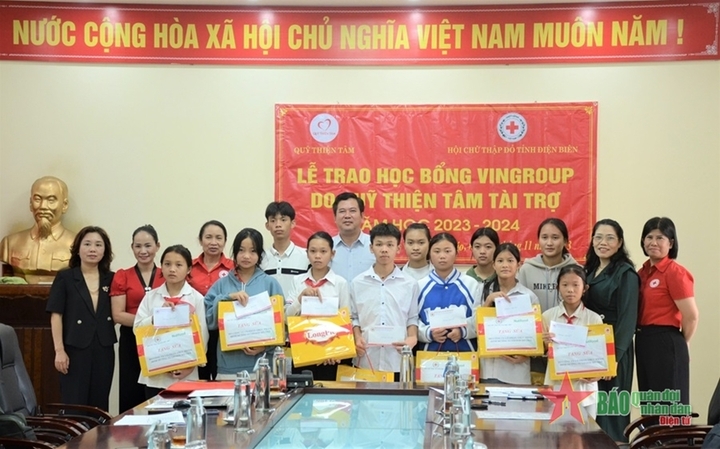 Học sinh nghèo vượt khó học giỏi huyện Tuần Giáo (trước sáp nhập), tỉnh Điện Biên nhận học bổng từ Quỹ Thiện Tâm, Tập đoàn Vingroup.
