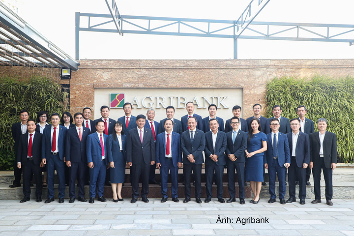 Các đại biểu của hai đơn vị chụp ảnh lưu niệm tại lễ ký kết.