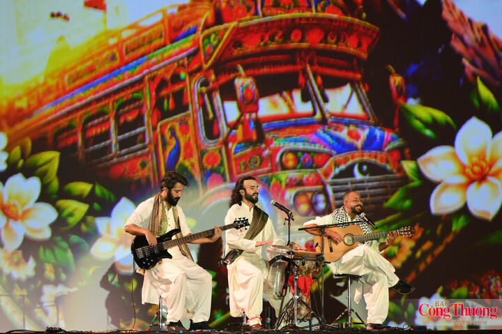Tiết mục "Intebah" của đoàn nghệ sĩ Pakistan.