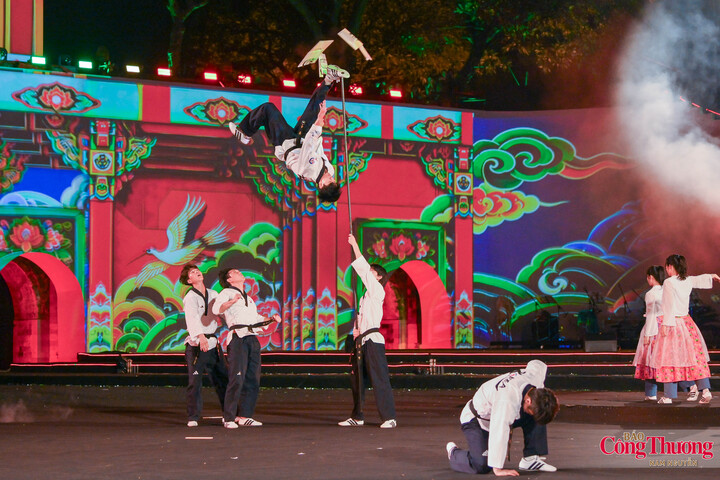 Hàn Quốc đưa đội võ thuật Taekwondo biểu diễn nổi tiếng toàn cầu, kết hợp các động tác võ thuật uy lực, nhào lộn đỉnh cao trên nền nhạc K-pop và nhạc hiện đại.