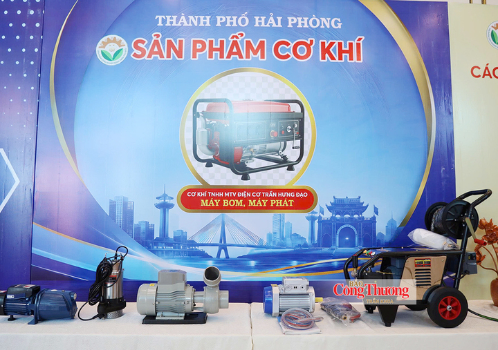 Sản phẩm cơ khí như máy bơm, động cơ, máy phun rửa của doanh nghiệp Hải Phòng được trưng bày, giới thiệu.