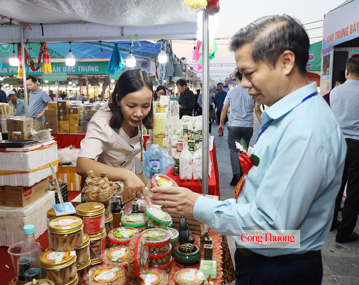 Khách tham quan tìm hiểu, lựa chọn các sản phẩm chế biến từ trầm.