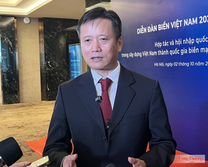 TS. Nguyễn Hùng Sơn, Giám đốc Học viện Ngoại giao trao đổi thông tin với các phóng viên bên lề Diễn đàn.